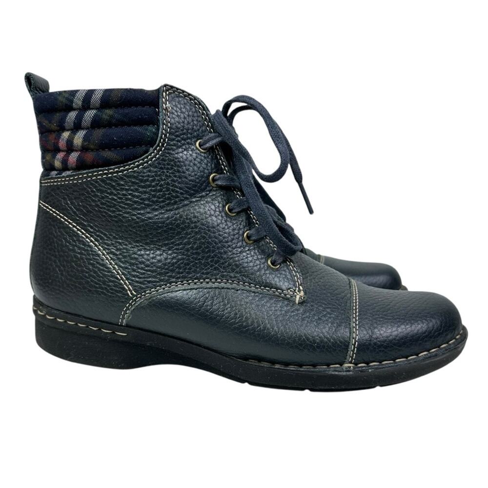Clark's Navy Whistle Bea Pebbled Leather Ankle Boots Size 8.5